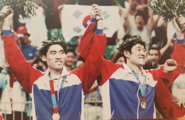 2004년 아테네 올림픽 금메달 김동문 선수와 하태권 선수. /사진제공=김동문 교수