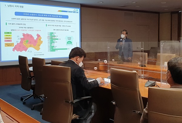 20일 남원시청에서 열린 ‘남원 푸드플랜 수립 연구용역 중간보고회’에서 발표자가 의견을 제시하고 있다. /사진제공=남원시