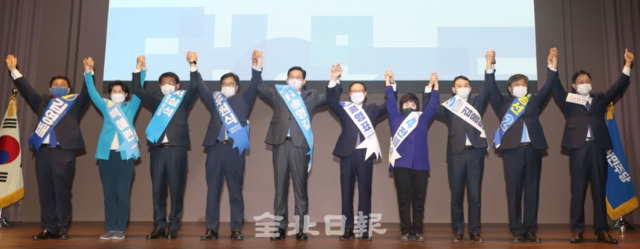 20일 전주 그랜드힐스턴호텔에서 열린 더불어민주당 전라북도 당대표 및 최고위원 후보자 합동연설회에서 후보자들이 손을 맞잡고 기념촬영을 하고 있다. /조현욱 기자