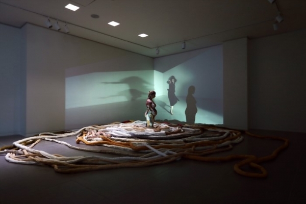 미술가: 고보연 / 명제: 관계_그 이어져 있음 / 재료: 혼합재료, 영상 / 규격: 가변설치 / 제작년도: 2021~2020