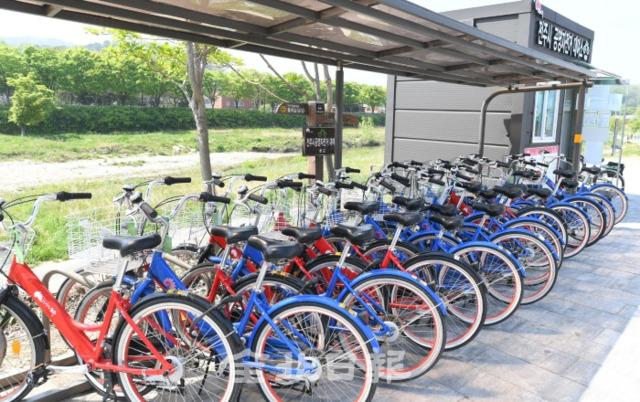 공유 전기자전거와 전동킥보드가 활성화 되면서 패달 자전거가 잊혀져 21일 전주한옥마을 공영자전거 대여소에 자전거들이 빼곡히 세워져 있다. /오세림 기자