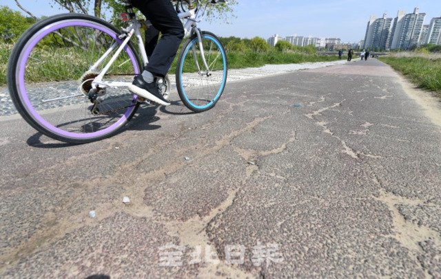 21일 전주시 삼천변 자전거길이 노후화로 갈라져 있어 자전거 이용자들의 안전을 위협하고 있다. /오세림 기자