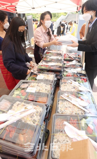 21일 전주대학교에서 재한미얀마 전북학생회 관계자들이 미얀마 전통 음식인 샤짬을 판매하며 미얀마 군부 쿠데타 피해자 지원을 위한 성금 모금 캠페인을 하고 있다. /조현욱 기자