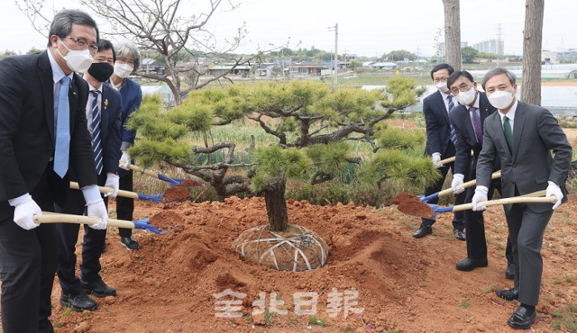 22일 전북생물산업진흥원에서 열린 발달장애인을 위한 치유농장(케어팜) 개장식에서 한국자산관리공사 문성유 사장과 김동수 전북생물산업진흥원장, 김승수 전주시장, 김승환 전북교육감 등 참석자들이 기념식수를 하고 있다. /조현욱 기자
