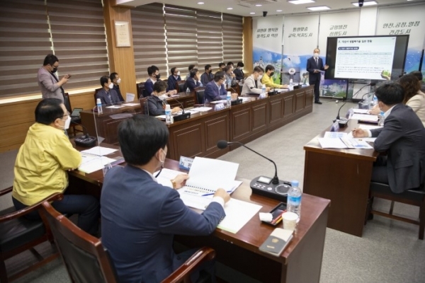 22일 익산시청 상황실에서 열린 익산시 생활폐기물 수집·운반 민간대행 원가산정 용역 중간보고 및 설명회에서 용역 수행기관인 (사)한국경제정책연구소 관계자가 정헌율 시장과 김진규 익산시의회 보건복지위원장 등 참석자에게 현재까지의 진행상황을 보고했다.