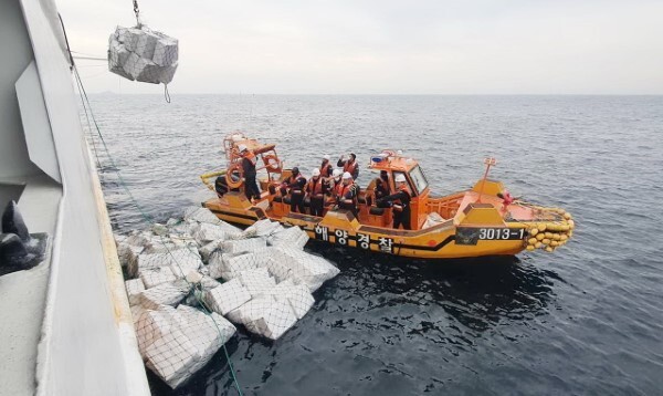 23일 군산해양경찰서 경찰관들이 공해에 떠 있는 밀수품을 포착해 수거하고 있다. /사진제공 = 전북 군산해양경찰서