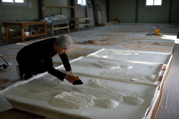 박동삼 작가가 지난 23일 완주군에 있는 작업실에서 목판에서 떠낸 한지를 정리하는 작업을 하고 있다. /사진제공=박동삼 작가