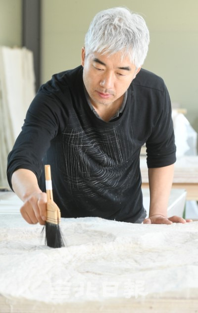 23일 완주군에 있는 작업실에서 한지 조형예술가 박동삼 작가가 작품 작업을 하고 있다. /오세림 기자
