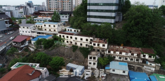 24일 11년 전 폐교된 전주 금암고등학교가 방치되고 있어 동네가 을씨년스러운 분위기를 나타내고 있다. /조현욱 기자