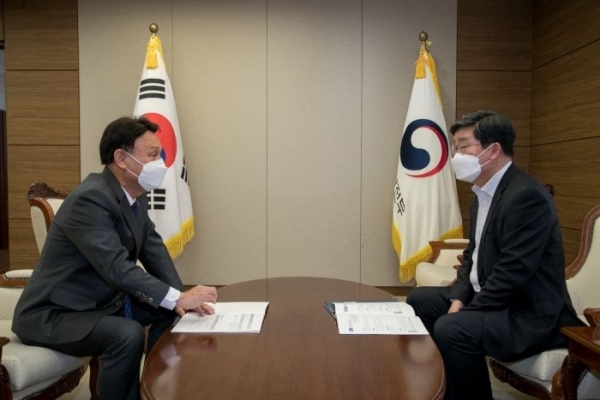 강임준 군산시장이 지난 23일 전해철 행정안전부장관을 만나 지역현안 사업에 대한 지원을 요청하고 있다. /사진제공=군산시