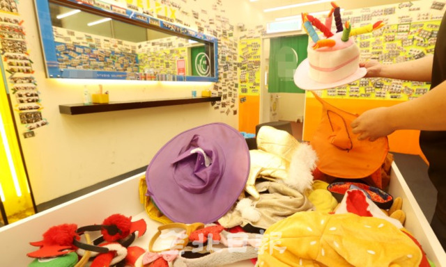 26일 전주 서부신시가지의 한 셀프사진관이 출입명부와 발열체크 없이 운영되고 있어 코로나19 확산이 우려되고 있다. /조현욱 기자