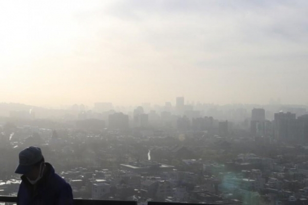 황사로 인해 뿌연 하늘.