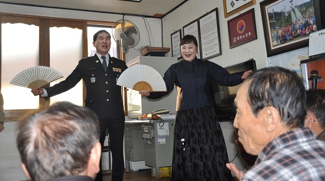 지난 2018년 남원경찰서의 판소리를 활용한 전화금융사기 피해예방 홍보 활동 모습. /사진제공=남원경찰서