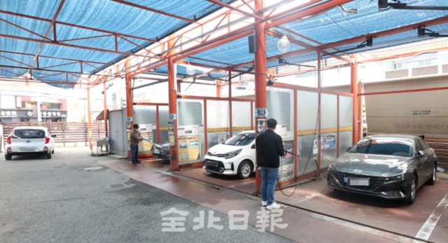 27일 꽃가루를 청소하기 위해 모인 차들로 인해 전주시 덕진동의 한 세차장이 북적이고 있다. /조현욱 기자