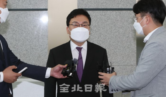 이스타항공 관련 횡령·배임 혐의로 구속영장이 청구된 이상직 의원이 27일 영장실질심사를 위해 전주지방법원에 들어서고 있다. /조현욱 기자