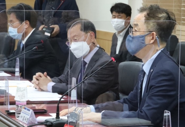 김순은 자치분권위원장(가운데)과 김사열 국가균형발전위원장(오른쪽)이 27일 정부서울청사에서 열린 '메가시티 지원 범부처 태스크포스(TF)' 출범 회의에 참석해 발언하고 있다. /사진=연합뉴스