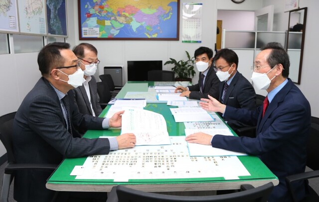 27일 송하진 도지사가 세종정부청사 국토교통부를 방문해 김선태 철도국장에게 국가식품클러스터 산업선과 전주~김천간 철도건설사업 등 전북이 추진하는 4개 사업이 제4차 국가철도망구축계획에 반영될 수 있도록 적극 건의하고 있다. /사진제공=전북도