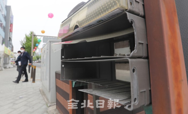 28일 전주시 완산구 팔달로를 비롯한 시내 곳곳에 설치된 생활정보신문 가판대가 관리가 제대로 이루어지지 않아 수납공간이 깨지고 먼지가 쌓여있다. /조현욱 기자