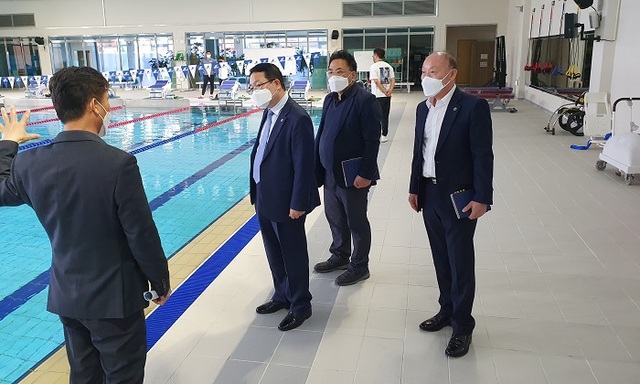 정헌율 익산시장이 지난 8일 방문한 경기도 이천의 대한장애인체육회 훈련원에서 관계자로부터 현황 설명을 듣고 있다.