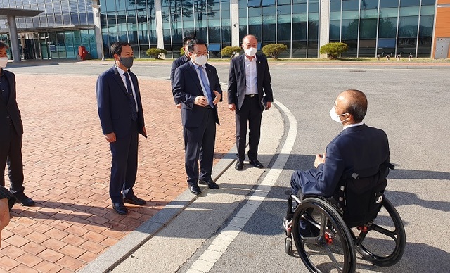 정헌율 익산시장이 지난 8일 방문한 경기도 이천의 대한장애인체육회 훈련원에서 정진완 대한장애인체육회장(휠체어)과 이전 관련 대화를 나눴다.