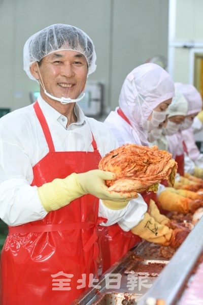 김영배 부귀농협 조합장이 김치 가공공장에서 마이산김치 '마이담'을 들어 보이고 있다. /오세림 기자