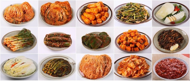 맨 윗줄 왼쪽부터 포기김치, 김장김치, 총각김치, 열무김치, 동치미 / 두 번째 줄 왼쪽부터 파김치, 오이소박이, 깻잎김치, 깍두기, 고들빼기 / 세 번째 줄 왼쪽부터 백김치, 갓김치, 묵힌김치, 막김치, 김치양념.