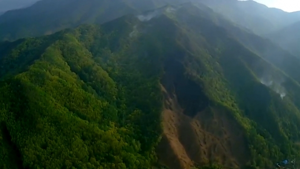 산림청 중앙산불방지대책본부가 지난 29일 전북 무주군 무풍면 금평리 산 15-1 일원에서 발생한 산불의 주불진화를 완료했다고 밝혔다. 사진은 무주 산불 피해지 /산림청 제공