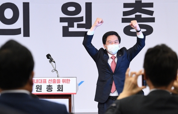 김기현30일 오전 서울 여의도 국회도서관 대강당에서 열린 국민의힘 원내대표 선출을 위한 의원총회에서 신임 원내대표에 선출된 김기현 의원이 기뻐하고 있다. /연합뉴스