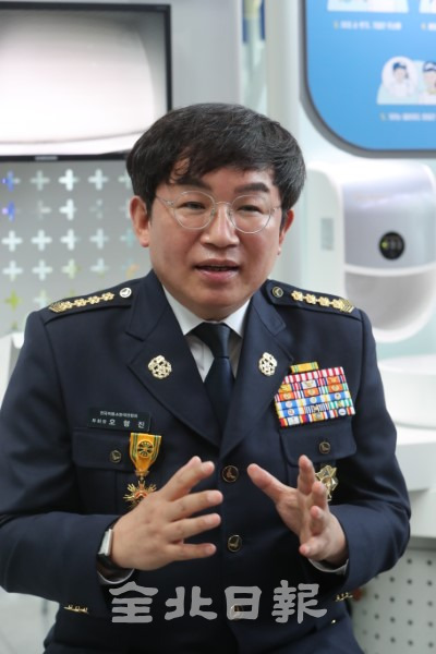 오형진 전국의용소방대연합회 부회장이 전북일보와의 인터뷰에서 정읍 대웅전 등 목조 화재에 대한 앞으로의 대책을 말하고 있다. /조현욱 기자