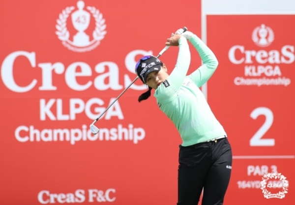 2일 전남 영암 사우스링스영암CC에서 열린 '크리스 F&C 제43회 KLPGA 챔피언십' 최종라운드 2번 홀에서 박현경이 티샷을 하고 있다. /사진=연합뉴스