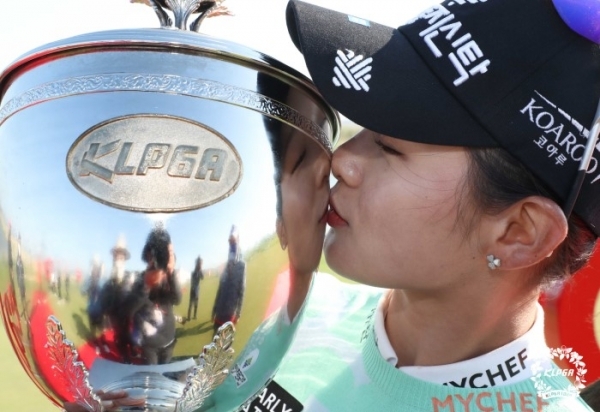 박현경이 2일 전남 영암 사우스링스영암CC에서 열린 '크리스 F&C 제43회 KLPGA 챔피언십' 최종라운드에서 우승한 뒤 트로피에 입맞춤하고 있다. /사진=연합뉴스