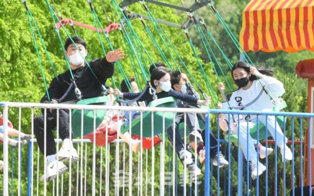 어린이날을 앞둔 2일 주말을 맞아 많은 시민들이 전주동물원을 찾아 놀이기구를 타며 즐거워하고 있다. /오세림 기자