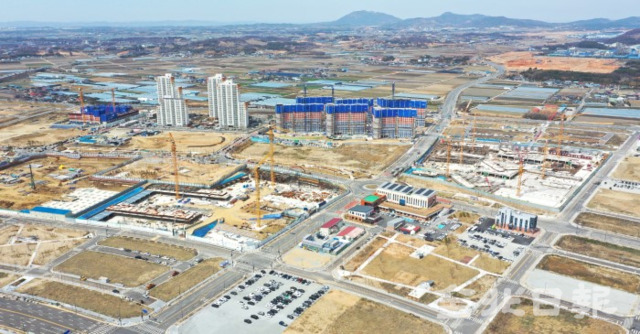 LH전북본부 직원의 투기 의혹이 포착된 완주 삼봉지구에서 24일 아파트 등의 공사가 한창 진행되고 있다. /오세림 기자