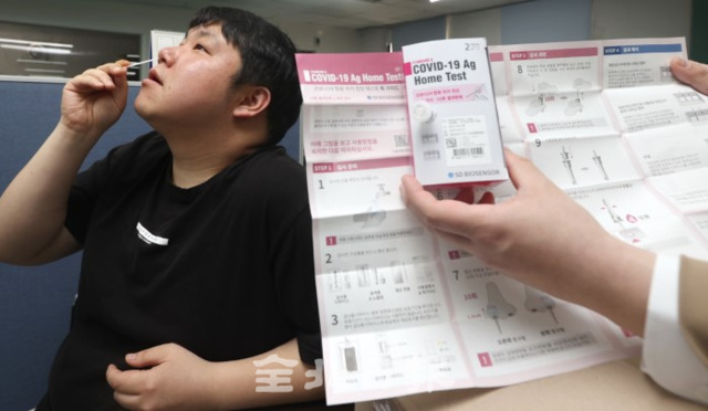 3일 본보 최정규 기자가 코로나19 자가진단 키트 체험을 하고 있다. /조현욱 기자
