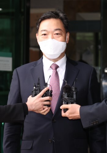 김오수 검찰총장 후보자가 3일 오후 서울 서초구 서초동 서울고등검찰청에서 나오며 취재진 질문에 답하고 있다. /사진=연합뉴스