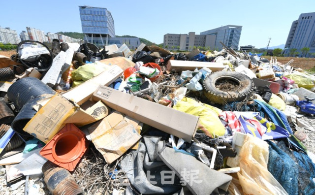3일 전북혁신도시 금융센터 부지에 쓰레기들이 쌓여 있다. /오세림 기자