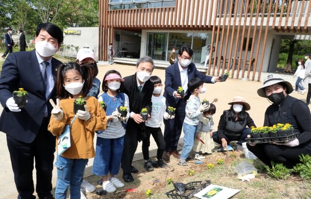 3일 어린이날을 앞두고 전주시는 '창의.모험' 어린이 야호놀이터 릴레이 개장식을 열고 어린이들과 놀이터에 꽃을 식재하고 있다. /사진제공=전주시청