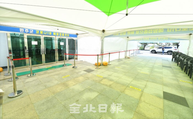 화이자 백신 수급 부족으로 도내 8개 시.군 화이자 백신 접종이 일시 중단된 3일 완주군접종센터가 문을 닫은 채 텅비어 있다. /오세림 기자