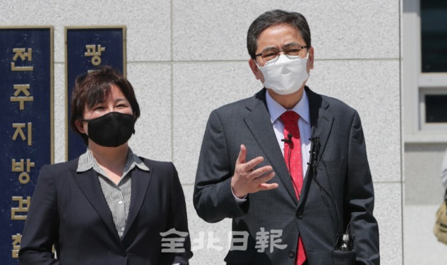 곽상도 의원이 조사에 앞서 전주지검 앞에서 기자회견을 열고 있다. /사진=조현욱 기자