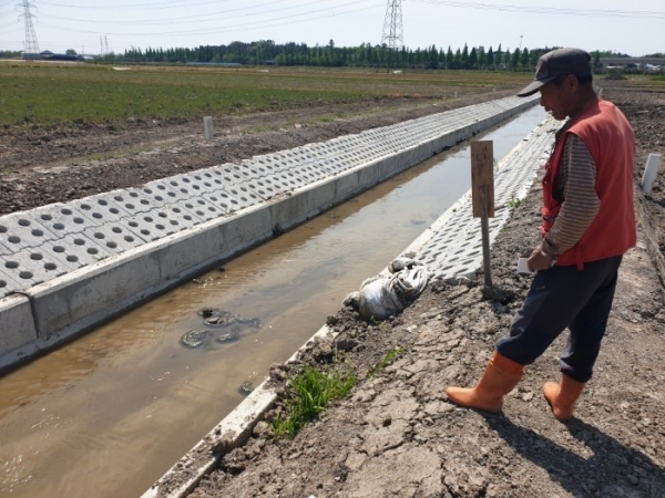 익산시 월성동 신화마을에서 48여년간 농사를 지어왔다는 윤모씨(80)가 마을 인근 배수로 공사 현장에서 “80년 평생 이런 공사는 처음 봤다”며 혀를 끌끌 찼다.