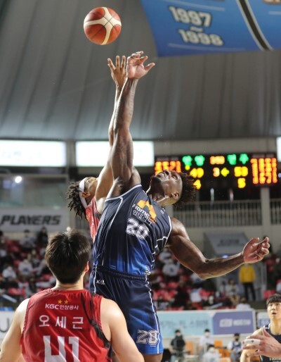 5일 전주실내체육관에서 열린 프로농구 챔피언결정전 2차전. KGC 설린저와 KCC 라건아가 공중볼을 다투고 있다. /사진=연합뉴스