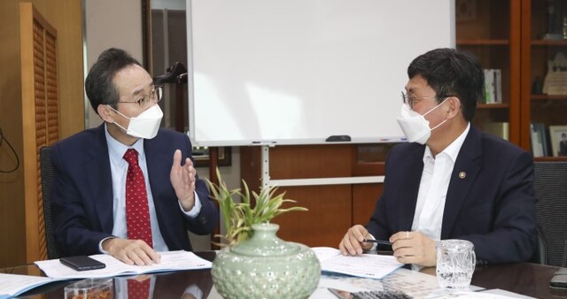 송하진 도지사는 4일 정부세종청사를 찾아 안도걸 기획재정부 2차관과 SOC 국가 중장기 종합계획에 전북사업 반영과 서부내륙고속도로 조기 착공 등의 현안 해결을 요청하고 있다. /사진제공=전북도청