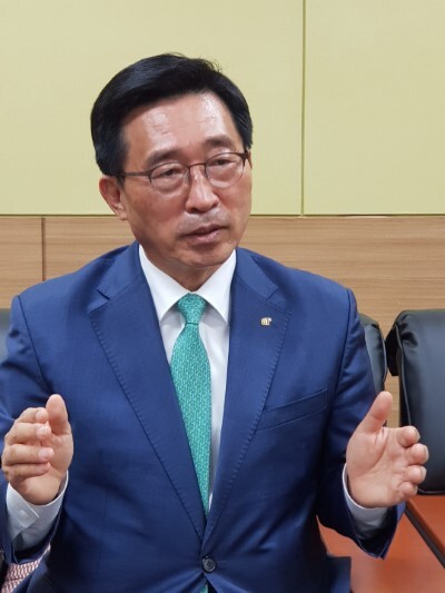 김춘진 한국농수산식품유통공사 사장이 '식품 콤비나트' 후보지로 새만금을 지목한 이유에 대해 설명하고 있다.