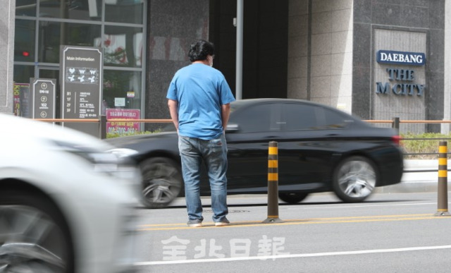 8일 전주혁신도시 대방 아파트 입구 교차로에서 한 시민이 신호를 기다리지 못하고 무단횡단을 하고 있다. /조현욱 기자