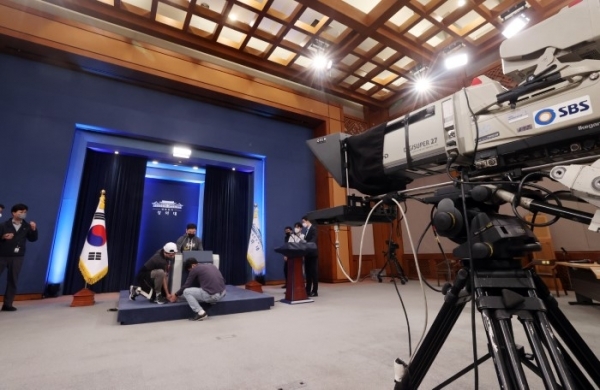 문재인 대통령의 취임 4주년 특별연설을 하루 앞둔 9일 청와대 춘추관 대브리핑룸에서 관계자들이 방송 장비를 설치 하는 등 분주하게 움직이고 있다. /사진=연합뉴스