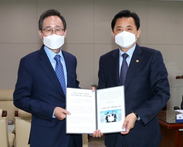 전북도는 20일 정부세종청사에서 황성규 국토교통부 제2차관과 면담을 갖고 제4차 국가철도망구축계획 등 '전주-김천 철도 건설' 반영을 촉구하는 성명서를 전달하고 있다. /사진제공=전북도청