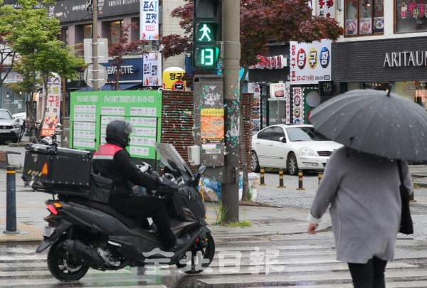 10일 전북대학교 구정문 앞에서 한 배달 오토바이가 신호를 어기고 횡단보도를 지나가고 있다. /조현욱 기자