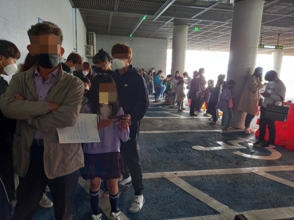 지난 7일 학생건강검진을 받기 위해 동군산병원 주차장 내에서 대기하고 있는 학부모와 학생들의 모습