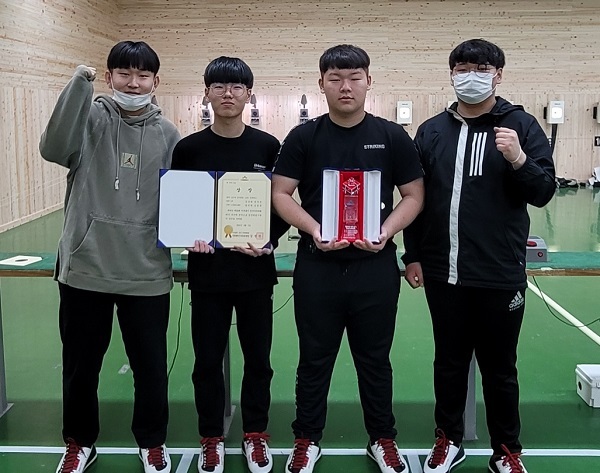 제22회 미추홀기 전국 사격대회에서 공기권총 단체우승과 개인종합 2위를 차지한 전북체고 사격팀이 기념촬영을 하고 있다.