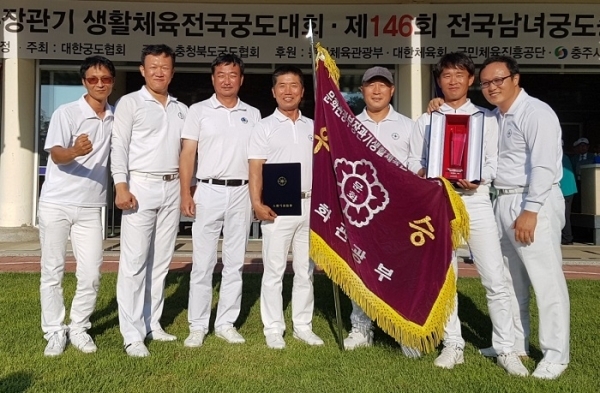 2017 문화부장관기 생활체육전국궁도대회에서 단체전 우승을 차지한 부안 심고정 궁사들이 기념촬영을 하고 있다.